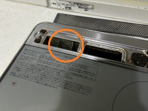 IHヒーターはそのまま、電気オーブンのみ取替える工事　松下電工キッチン　オーブン用IH接続排気筒　取外し